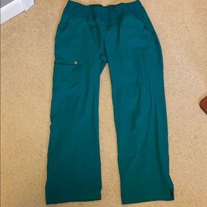 Elle Small Scrub Set